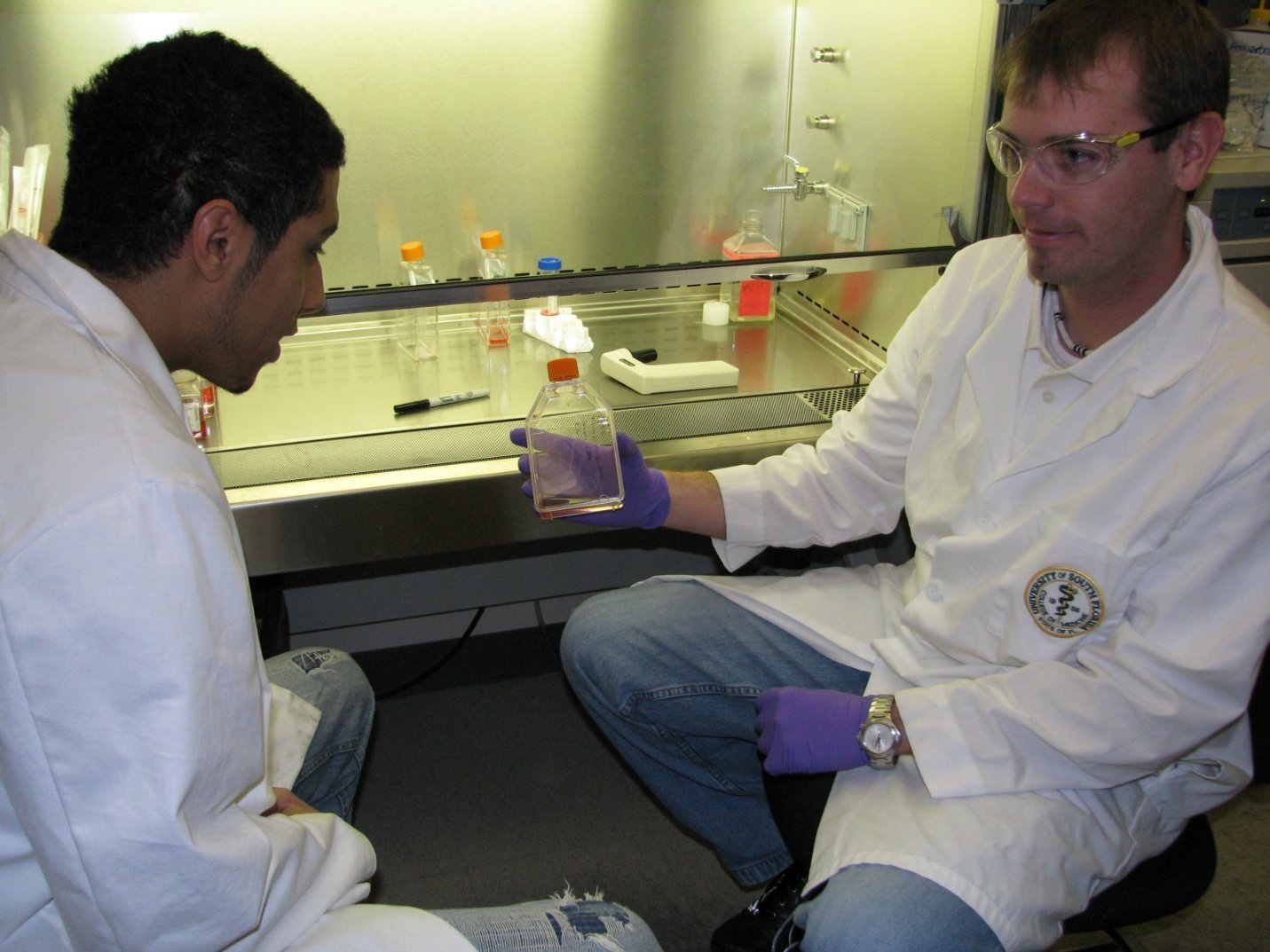 Dr. Richard Connolly speaking with a student in the lab.