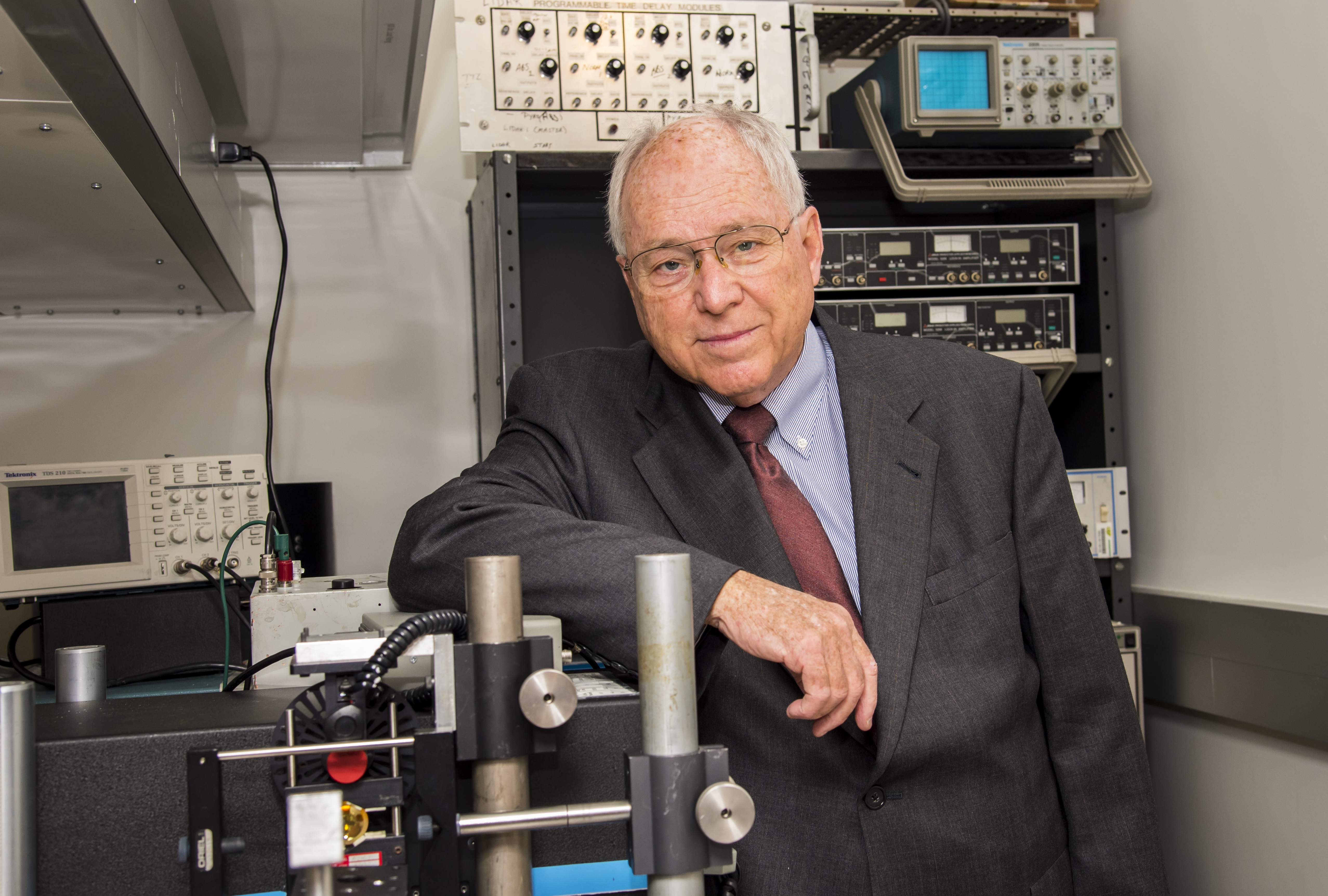 Dennis Killinger in laser lab (2017).jpg